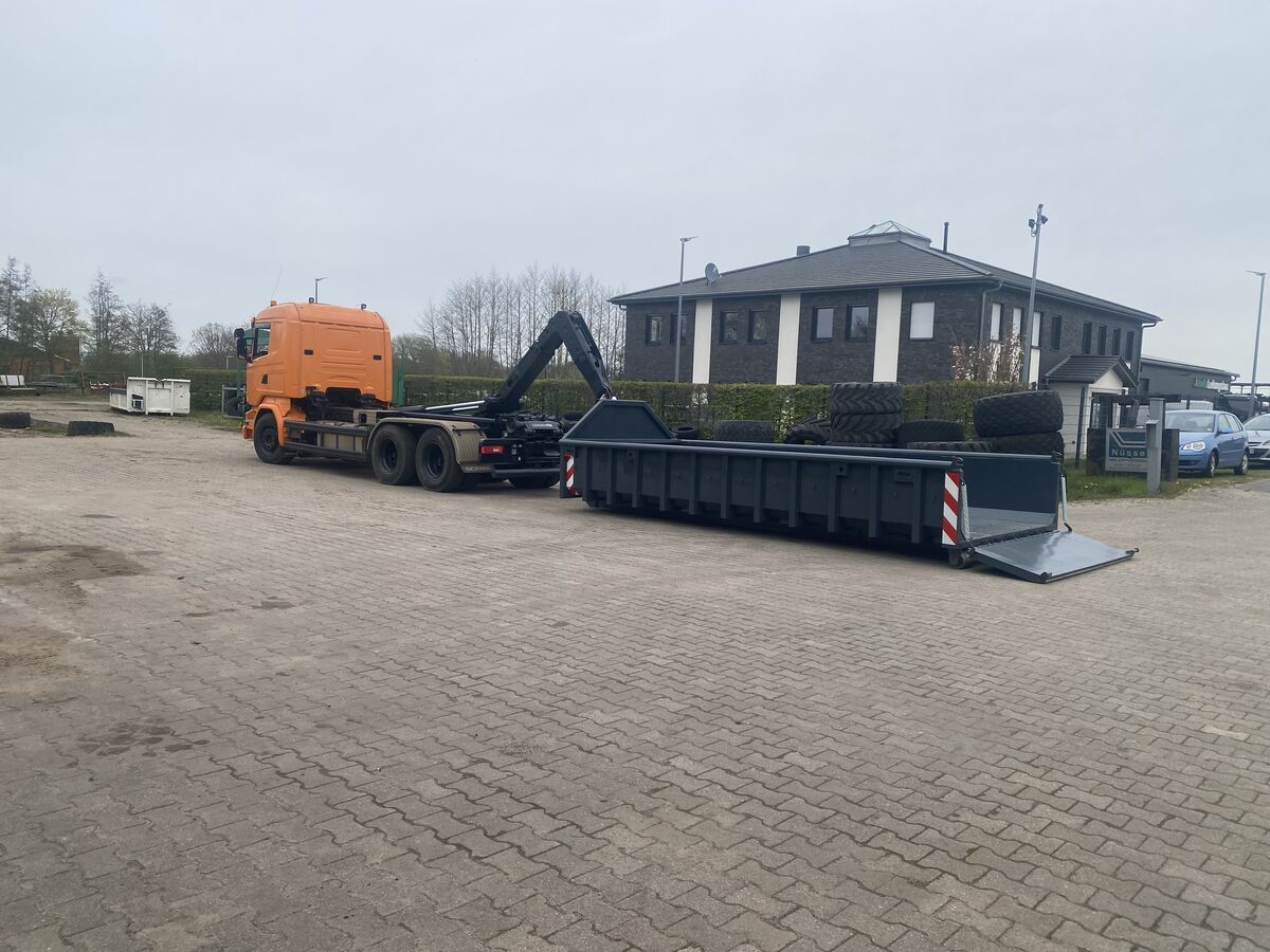 BentCon24 Scania Abrollkipper mit Container auf dem Betriebshof in Neuenhaus